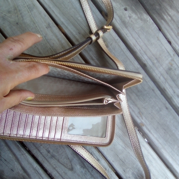 Michael Kors Metallic Rose Gold Cross Body Zip Around Wallet Purse - Picture 8 of 14